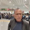 Encaran a Yunes en el AICM; le gritan "traidor" y "sinvergüenza"