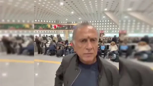 Encaran a Yunes en el AICM; le gritan "traidor" y "sinvergüenza"