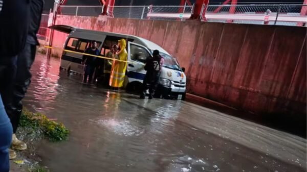 Mueren 6 personas en una combi inundada: devastador video muestra cómo fueron encontrados tras la tragedia