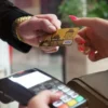 ¿Será obligatorio pagar con tarjeta en gasolineras y casetas? Esto advierten