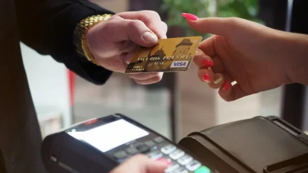 ¿Será obligatorio pagar con tarjeta en gasolineras y casetas? Esto advierten