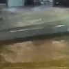 Hombre es arrastrado por una fuerte corriente durante las lluvias; así lo salvaron (+video)