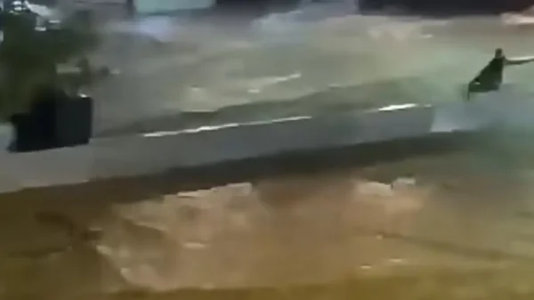 Hombre es arrastrado por una fuerte corriente durante las lluvias; así lo salvaron (+video)