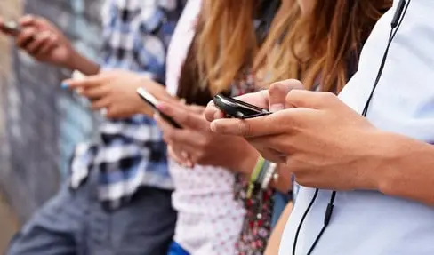 Comisiones unidas del Senado aprueba reforma que prohíbe los celulares en las escuelas