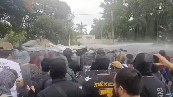 Bajo la consigna "fuera Lemus", marchan en Jalisco para exigir agua limpia