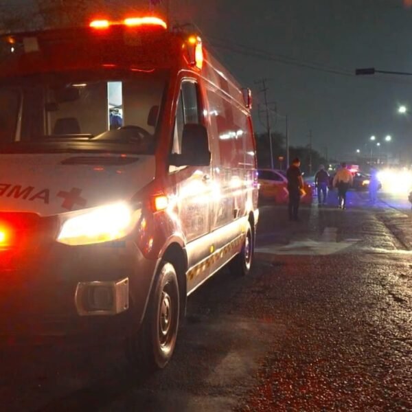Video: camioneta derrapa y atropella a reportera durante transmisión en vivo