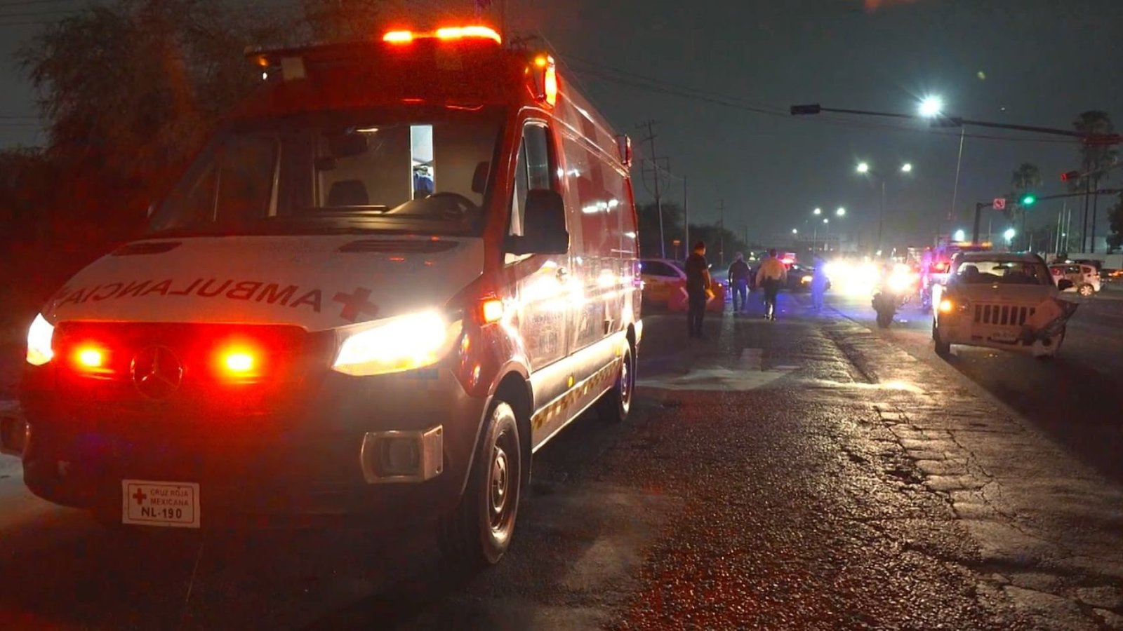 Video: camioneta derrapa y atropella a reportera durante transmisión en vivo