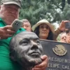 Decapitan estatua de Calderón en Los Pinos