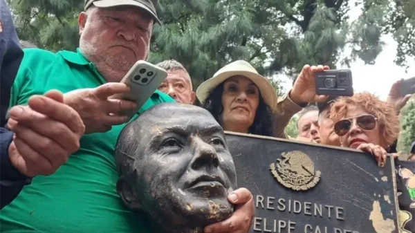 Decapitan estatua de Calderón en Los Pinos