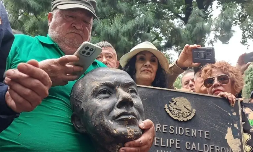 Decapitan estatua de Calderón en Los Pinos