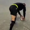 Se viraliza video de árbitro checando bote del balón en campo inundado en España