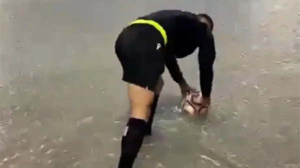 Se viraliza video de árbitro checando bote del balón en campo inundado en España