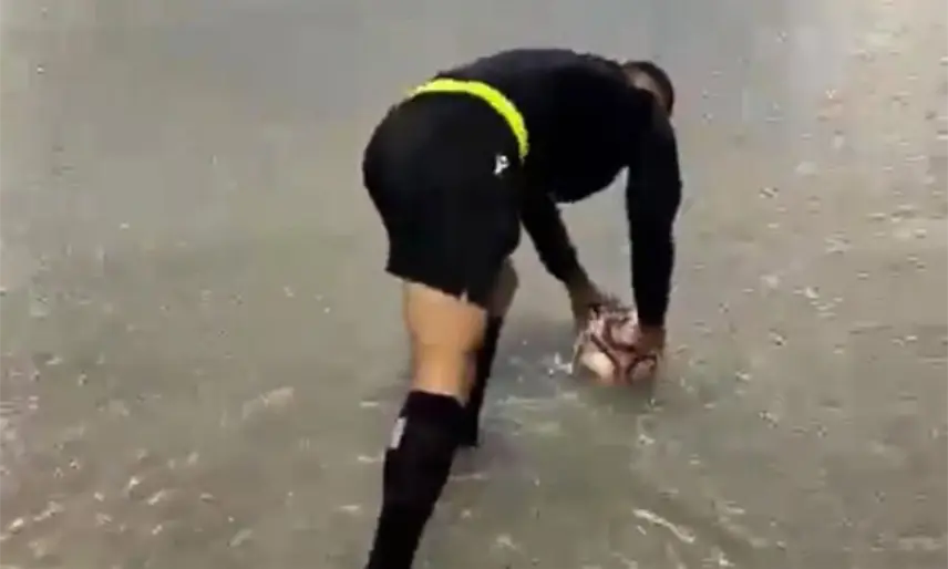 Se viraliza video de árbitro checando bote del balón en campo inundado en España