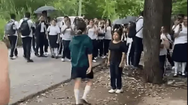 Exhiben pelea de alumnas en el plantel 14 del Cecyte en Centro