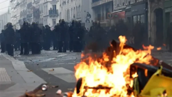 "¡Cierren sus fronteras y tomen el control!": Trump tras protestas en Francia
