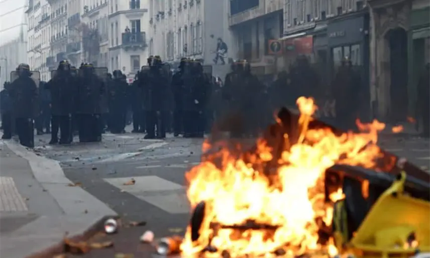 "¡Cierren sus fronteras y tomen el control!": Trump tras protestas en Francia
