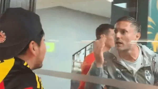 Se viraliza video de aficionado insultando a Guido Bonini, preparador físico de Monterrey, tras el duelo con América