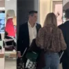Alejandro Murat es captado junto a su esposa en tienda de lujo en Madrid, España