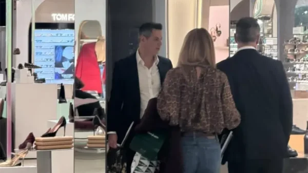 Alejandro Murat es captado junto a su esposa en tienda de lujo en Madrid, España