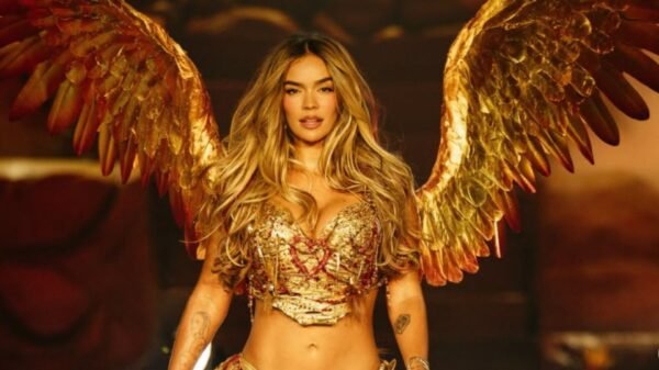 PETA Latino critica a Karol G por usar plumas en sus vestuarios: ¿qué pasó?
