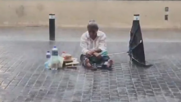 Mujer de 70 años protesta bajo la lluvia en Yucatán; exige hablar con Sheinbaum
