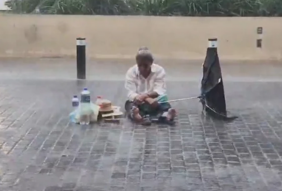 Mujer de 70 años protesta bajo la lluvia en Yucatán; exige hablar con Sheinbaum